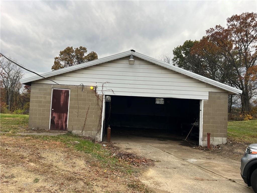 2037 McKees Rocks Road McKees Rocks, PA 15136 - Photo 17 of 19 a view of a garage