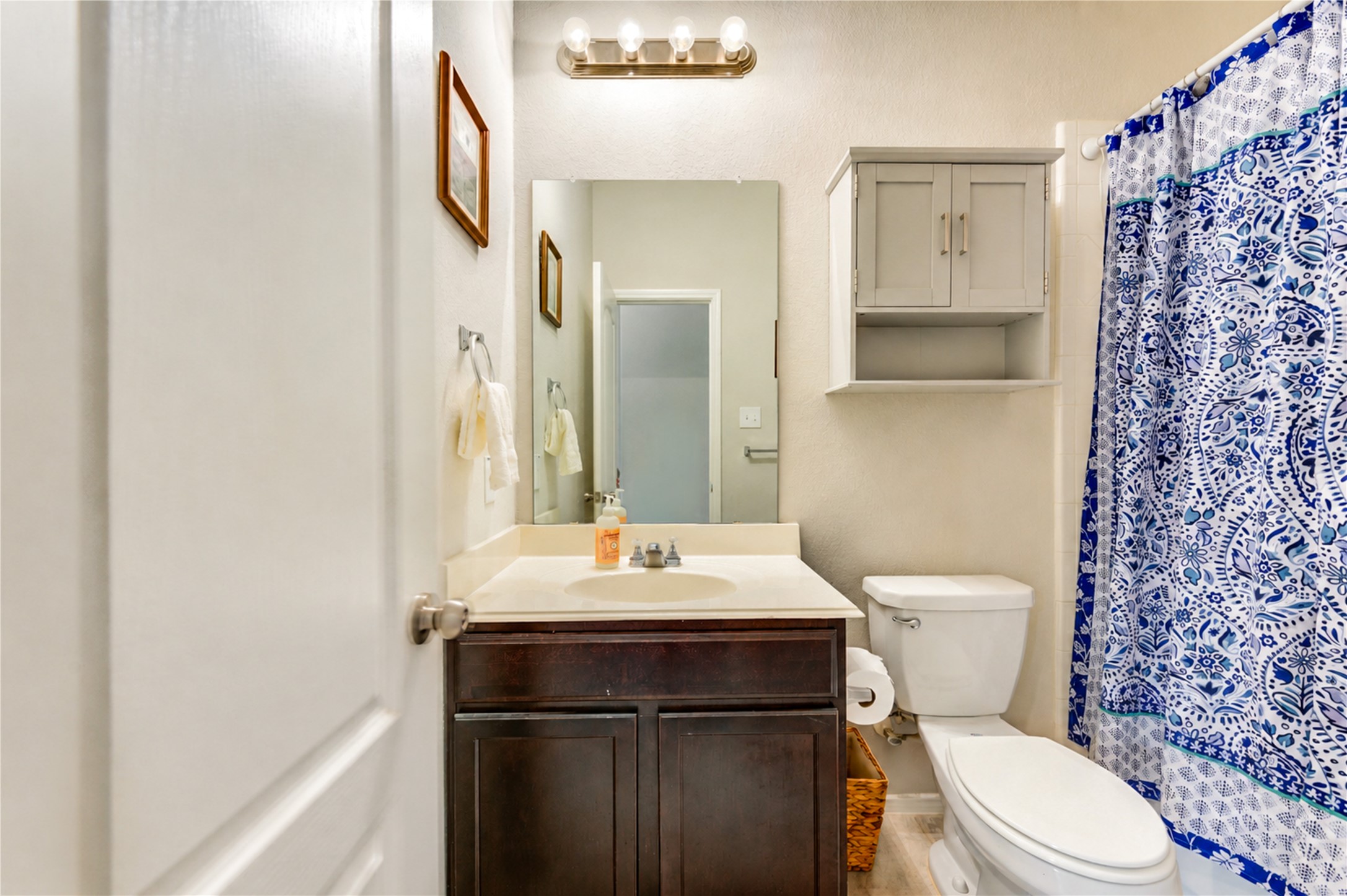 13707 Arcadia Creek Lane Rosharon, TX 77583 - Photo 29 of 47 Full hall bath
