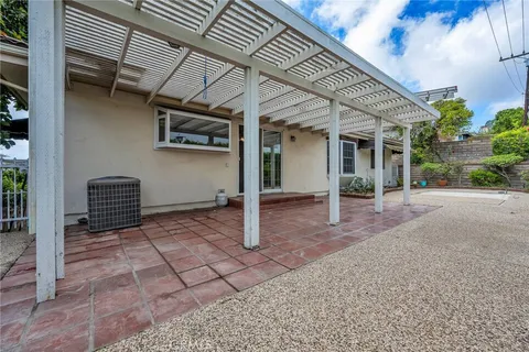 a view of a house with backyard and garden
