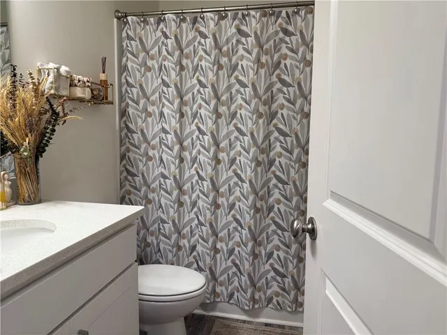 a view of entryway with livingroom