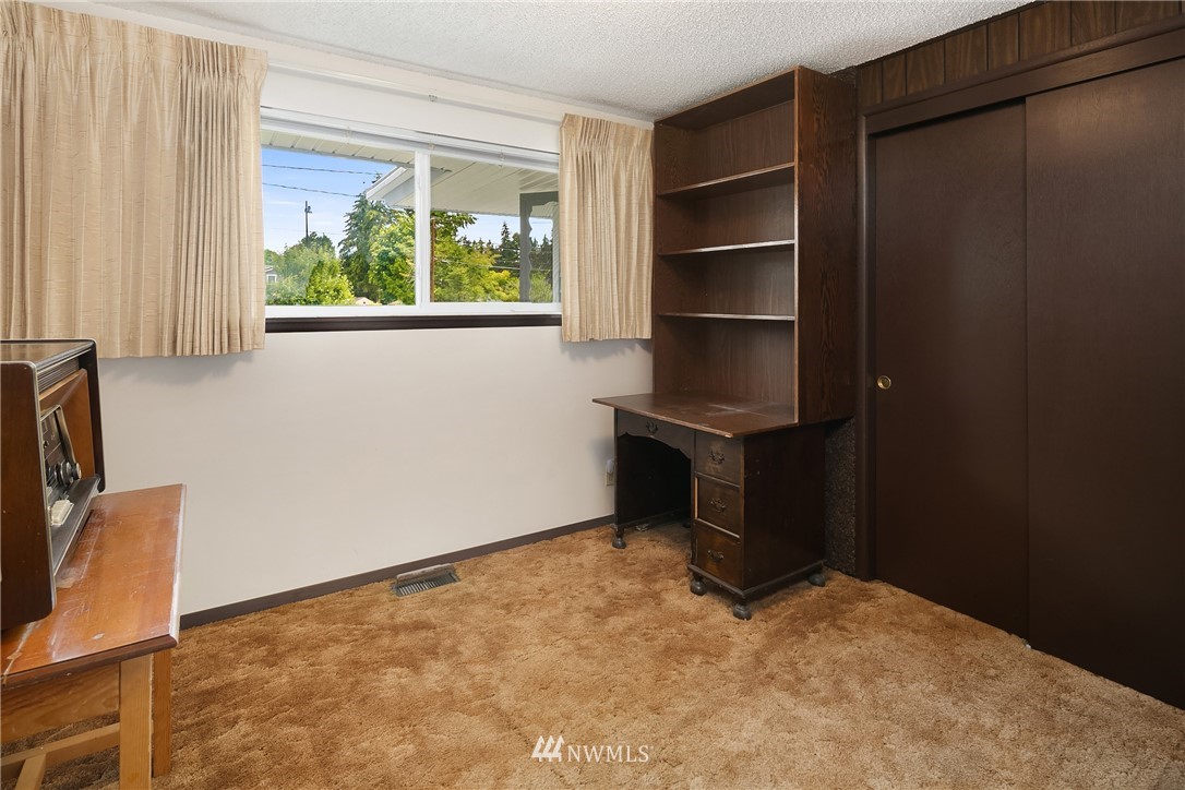 859 Monroe Avenue Northeast Renton, WA 98056 - Photo 15 of 23 a view of an empty room with a window