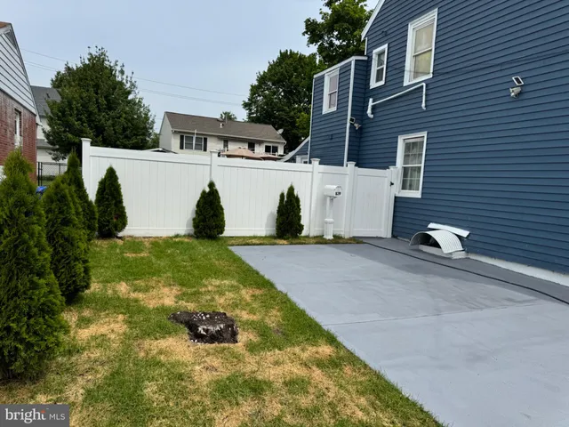a view of backyard of the house