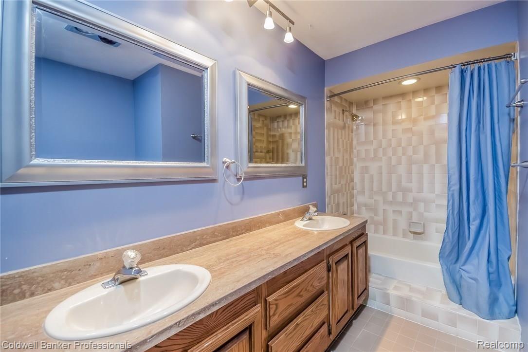 501 Sunlight Drive Rochester, MI 48309 - Photo 28 of 40 028-Bathroom-2059815-medium.jpg