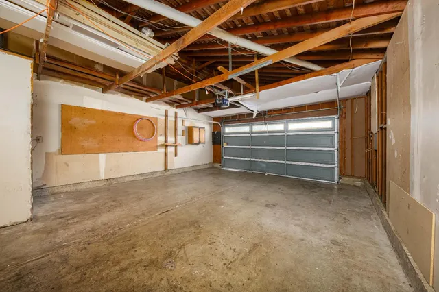 a view of a house with backyard and garden