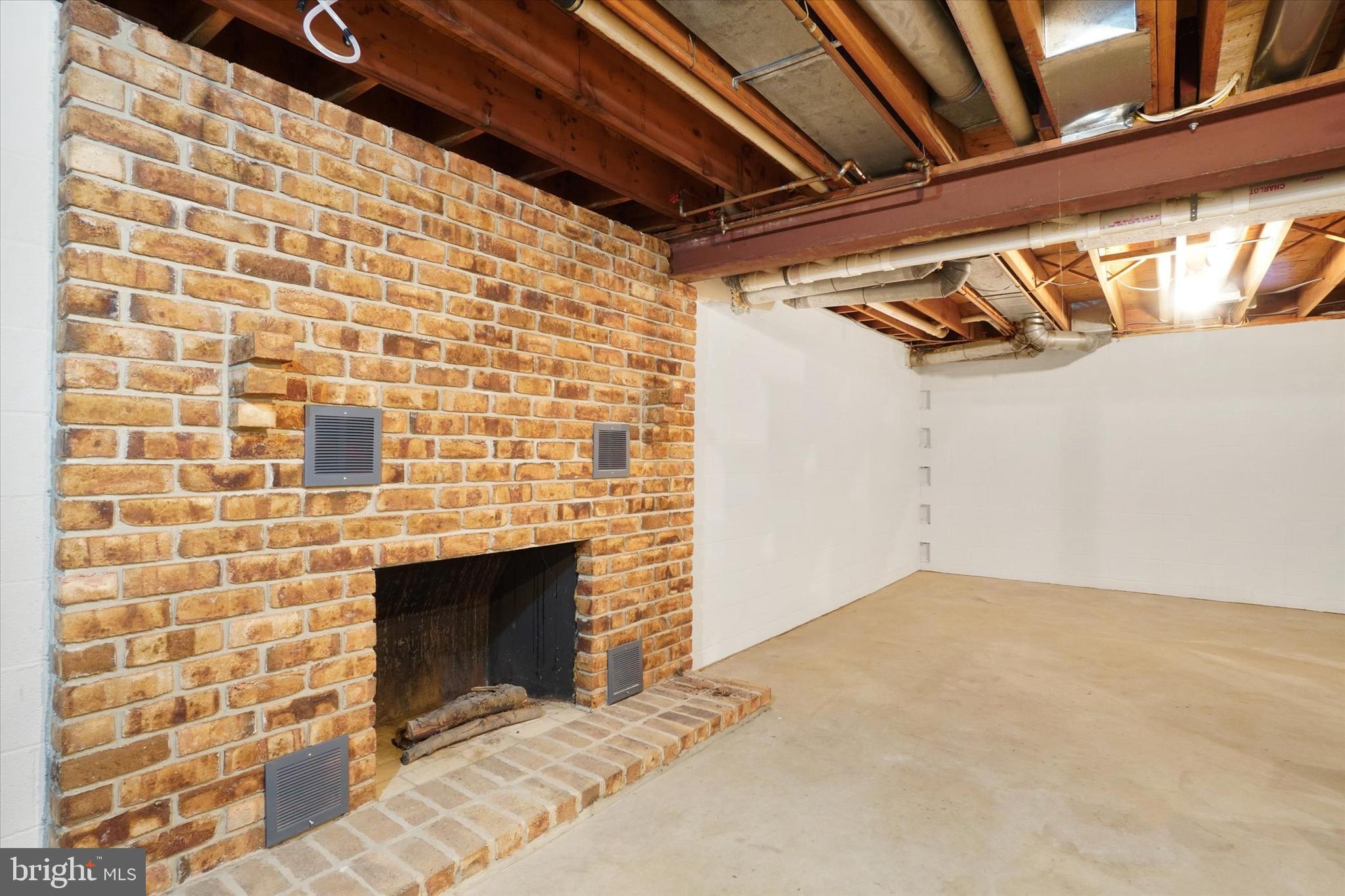 441 School Road York, PA 17407 - Photo 27 of 34 a view of empty room with windows