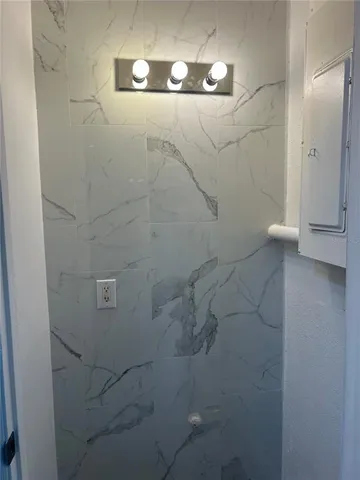 $1,900 | 5903 Richard Place, Sarasota, FL 34231