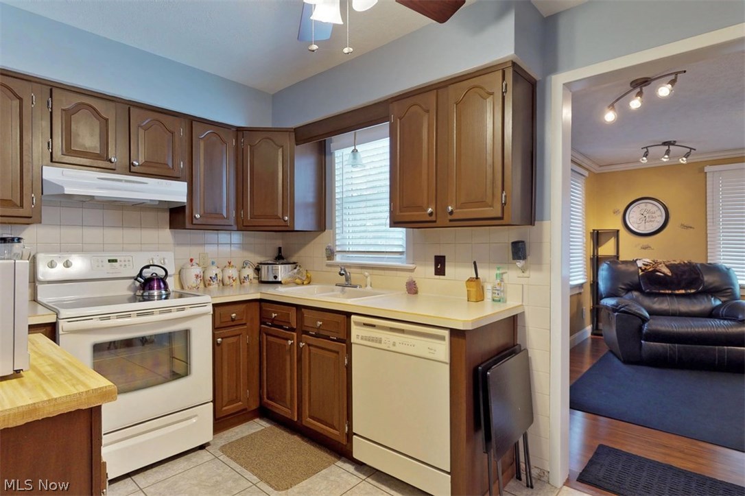 1559 Edgefield Road Lyndhurst, OH 44124 - Photo 13 of 29