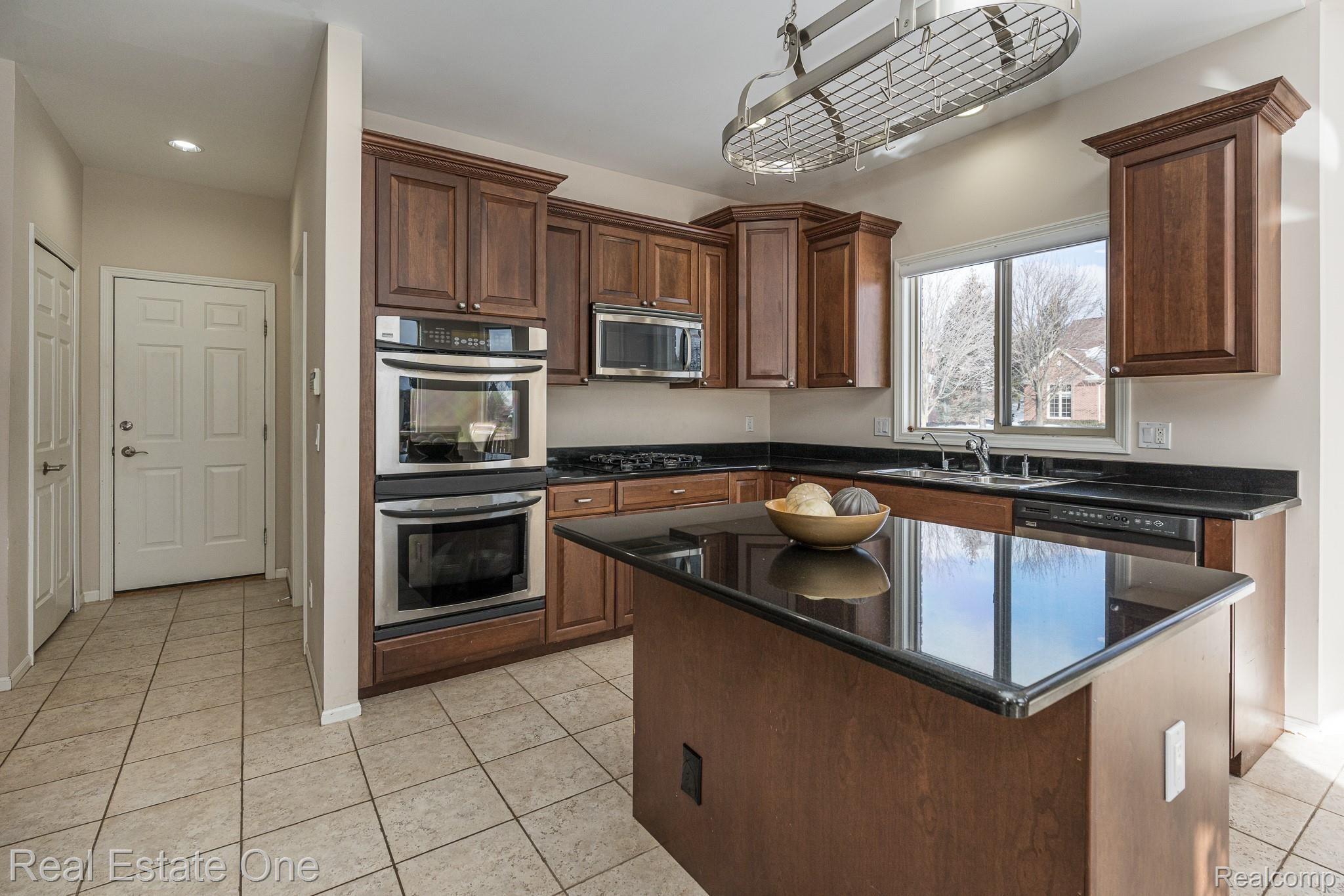 115 Scarborough Lane Rochester, MI 48306 - Photo 15 of 46 115 Scarborough MLS-W008.jpg