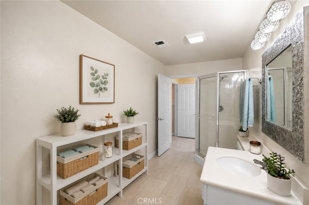29687 Rossiter Road Murrieta, CA 92563 - Photo 47 of 65 upstairs Jack and Jill bathroom