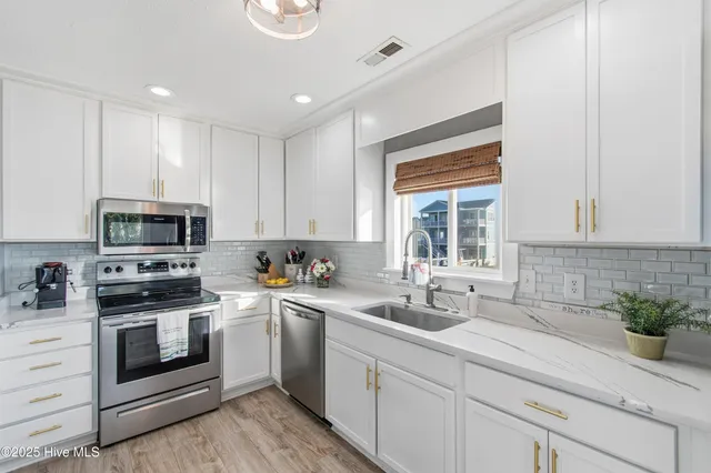 $928,000 | 122 Sanford Street, Holden Beach, NC 28462