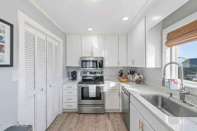 $928,000 | 122 Sanford Street, Holden Beach, NC 28462