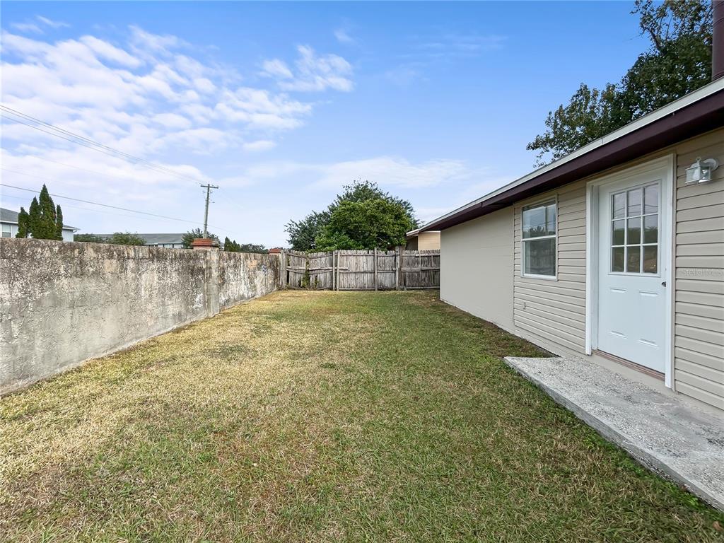 1610 Harbor Way Bartow, FL 33830 - Photo 6 of 25 a backyard of a house with lots of green space