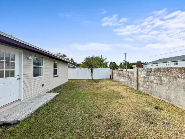 a view of a backyard