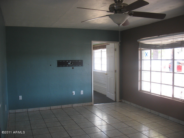 2430 East Cheery Lynn Road Phoenix, AZ 85016 - Photo 4 of 14 C:\fakepath\023-383401- Living Rooms