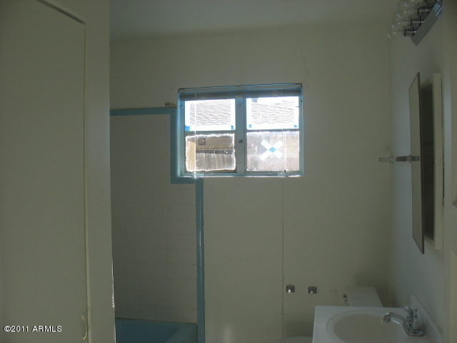 2430 East Cheery Lynn Road Phoenix, AZ 85016 - Photo 8 of 14 C:\fakepath\023-383401- Bathroom (2)
