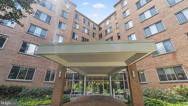 $2,000 | 3000 Spout Run Parkway, Unit A206, Arlington, VA 22201