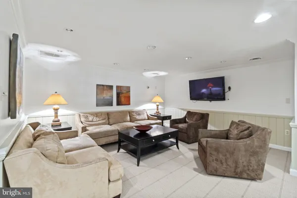 $2,000 | 3000 Spout Run Parkway, Unit A206, Arlington, VA 22201