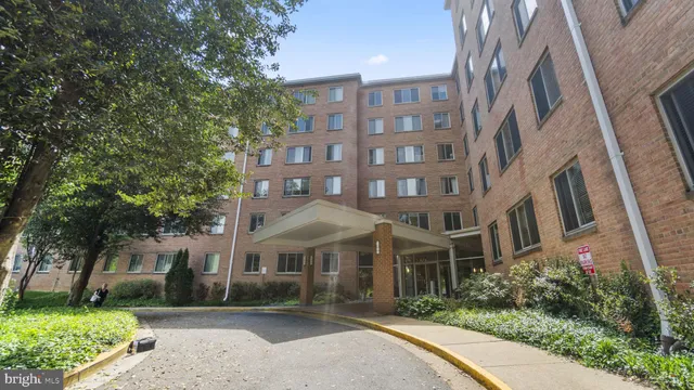 $2,000 | 3000 Spout Run Parkway, Unit A206, Arlington, VA 22201