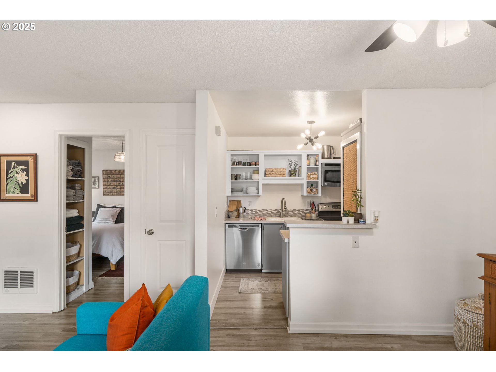 7538 Southwest Barnes Road, Unit H Portland, OR 97225 - Photo 11 of 36 Kitchen/Dining Room