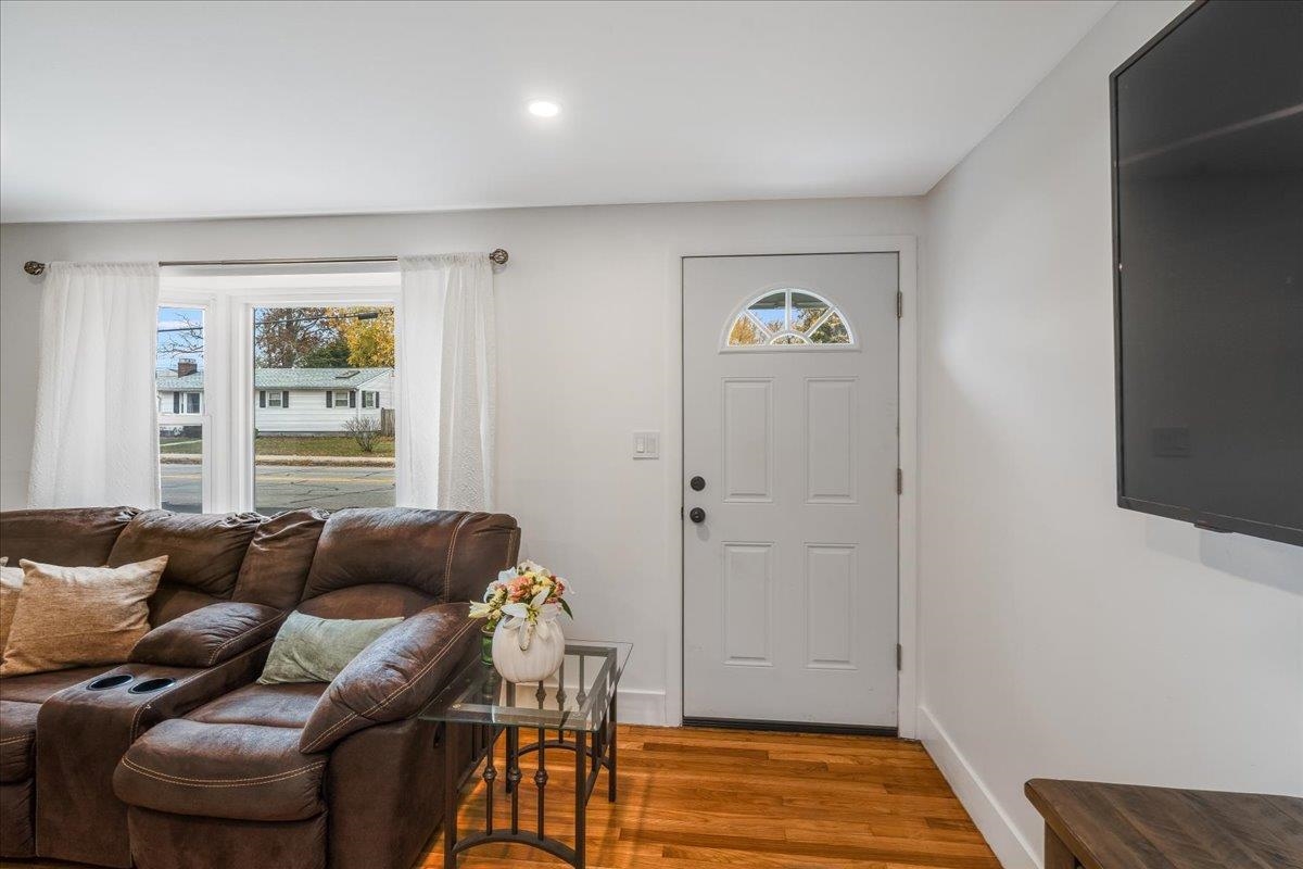 371 Weston Road Manchester, NH 03103 - Photo 4 of 41