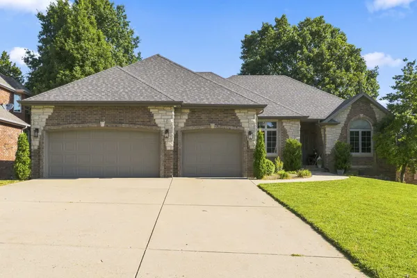 $670,000 | 1019 Parkhill Circle, Springfield, MO 65810