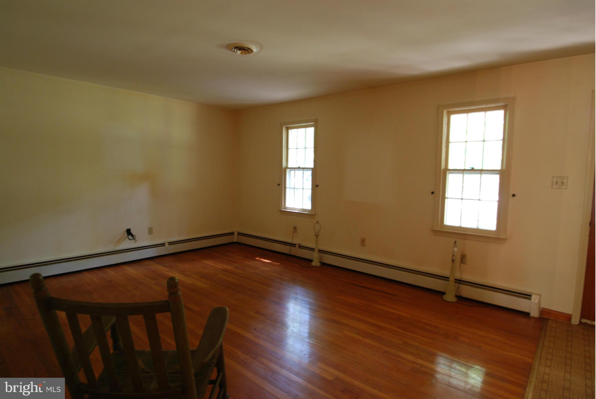 7258 Baldwin Ridge Road Warrenton, VA 20187 - Photo 3 of 13 Living Room