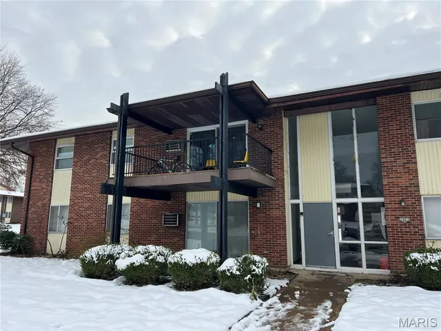 $73,000 | 7601 Hazelcrest Drive, Unit E, Hazelwood, MO 63042