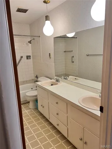 $73,000 | 7601 Hazelcrest Drive, Unit E, Hazelwood, MO 63042