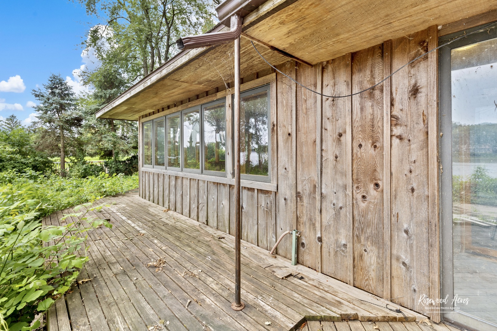 2351 River Road Kankakee, IL 60901 - Photo 12 of 122 a porch with seating space