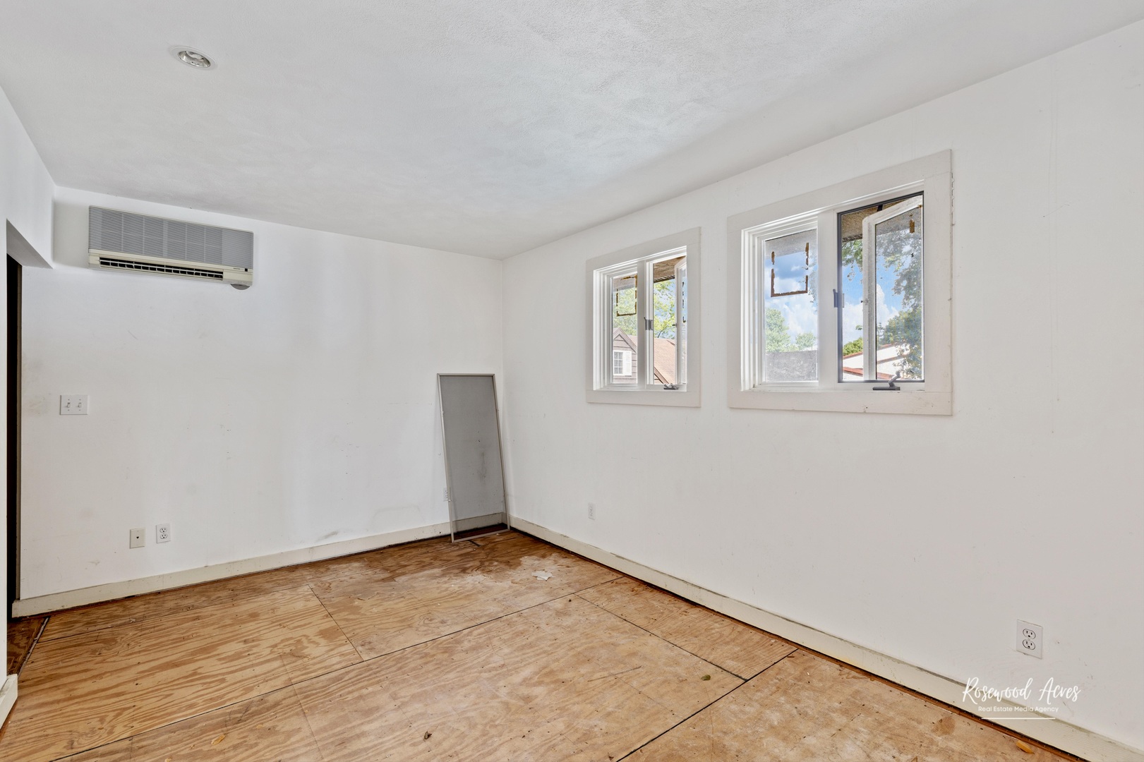 2351 River Road Kankakee, IL 60901 - Photo 84 of 122 an empty room with windows