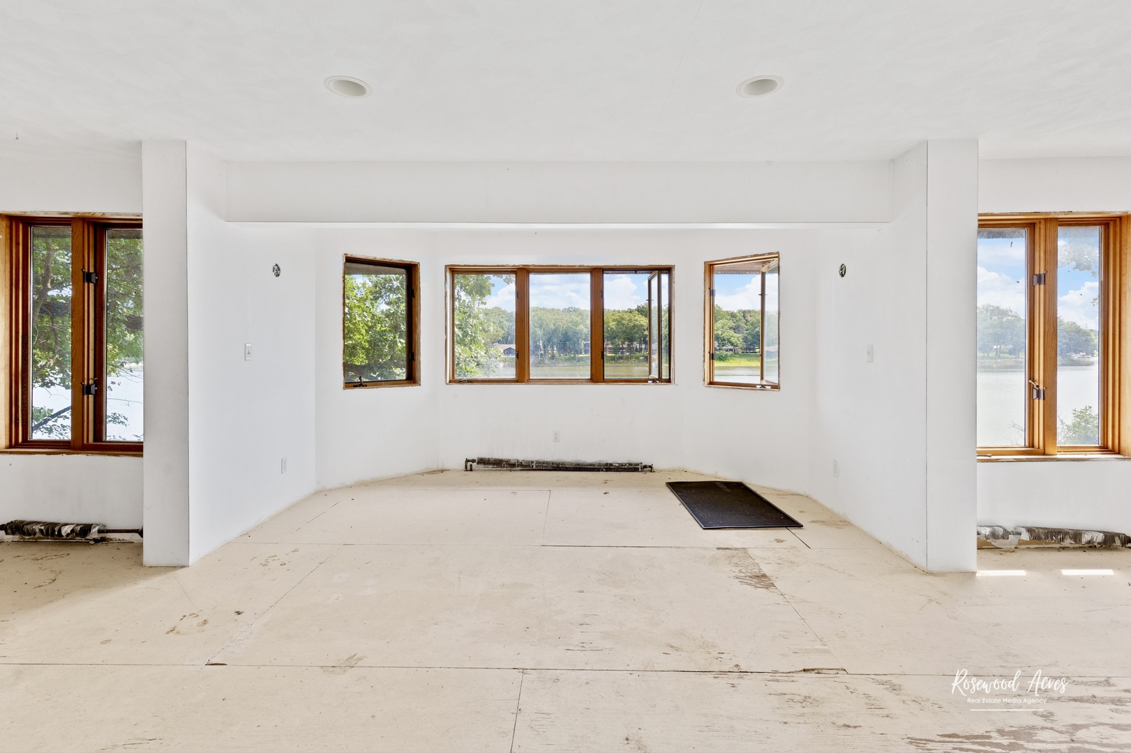 2351 River Road Kankakee, IL 60901 - Photo 86 of 122 an empty room with windows