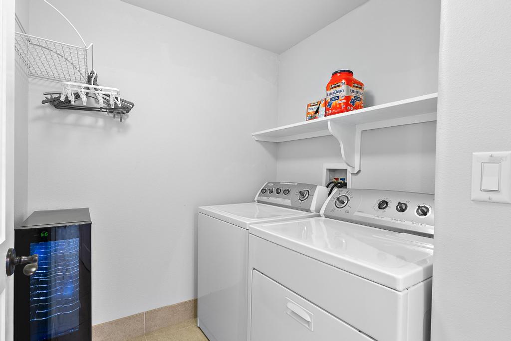 69-1033 Nawahine Place, Unit 22H Waikoloa, HI 96738 - Photo 18 of 29 a utility room with dryer and washer
