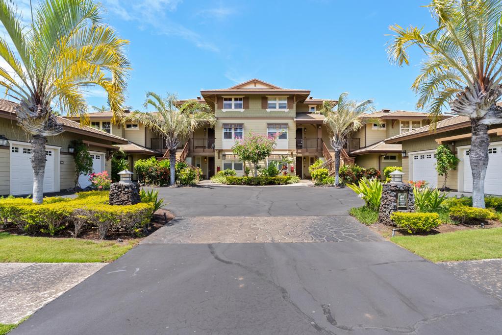 69-1033 Nawahine Place, Unit 22H Waikoloa, HI 96738 - Photo 24 of 29 a front view of a building with garden