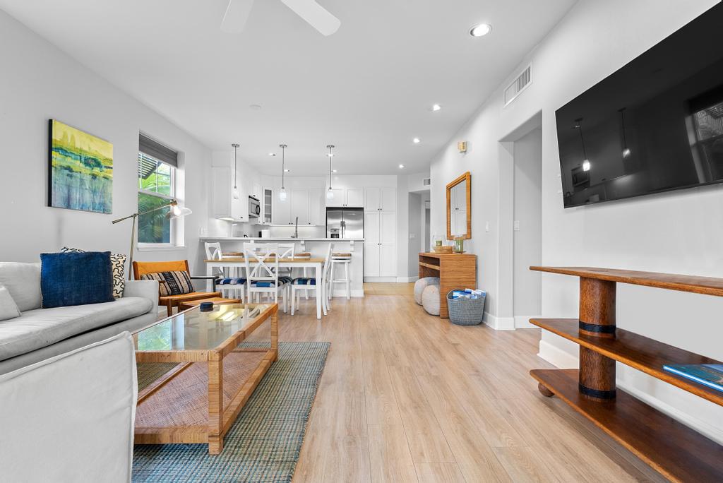 69-1033 Nawahine Place, Unit 22H Waikoloa, HI 96738 - Photo 7 of 29 a living room with furniture and a flat screen tv