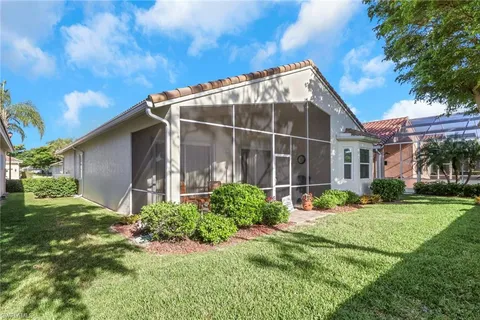 a view of a house with backyard and garden