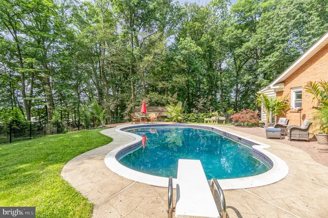 a view of a house with backyard and tree