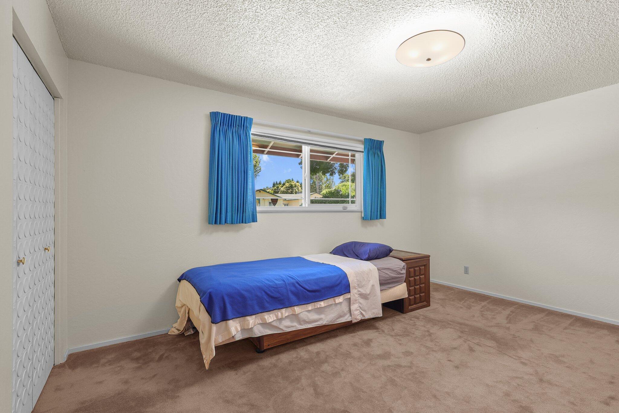 910 Hallmark Drive Redding, CA 96001 - Photo 15 of 40 a room with a bed and a window