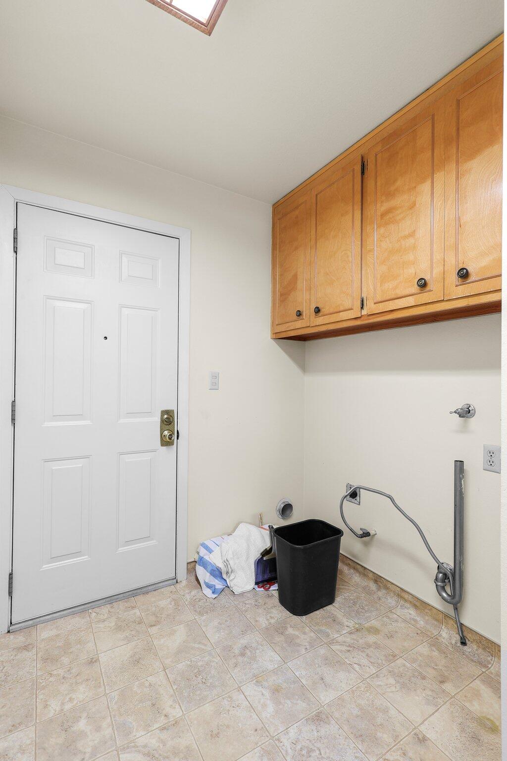 910 Hallmark Drive Redding, CA 96001 - Photo 18 of 40 a room with an oven