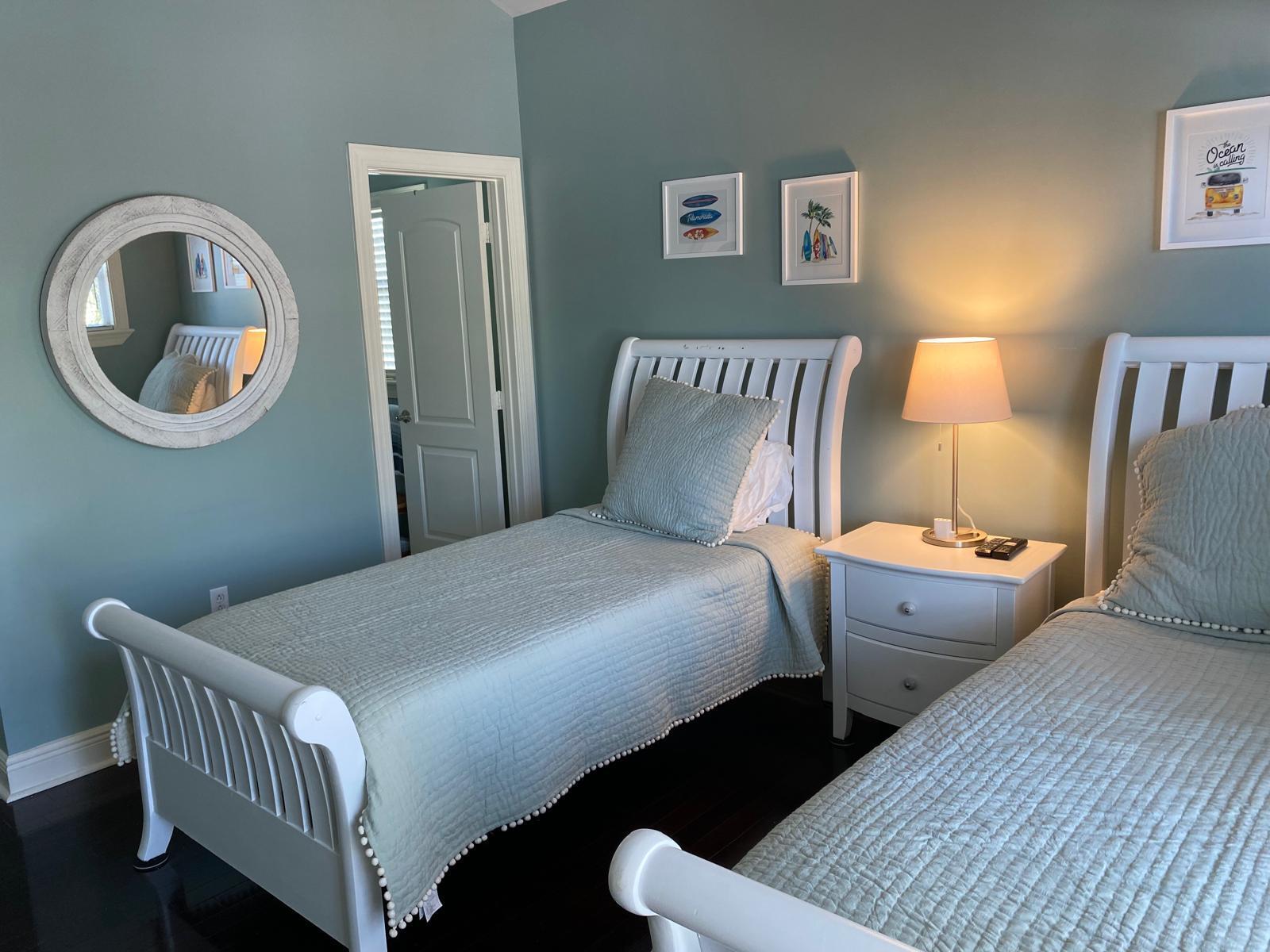 104 Anglers Way Islamorada, FL 33036 - Photo 16 of 18 a bedroom with a bed and a lamp