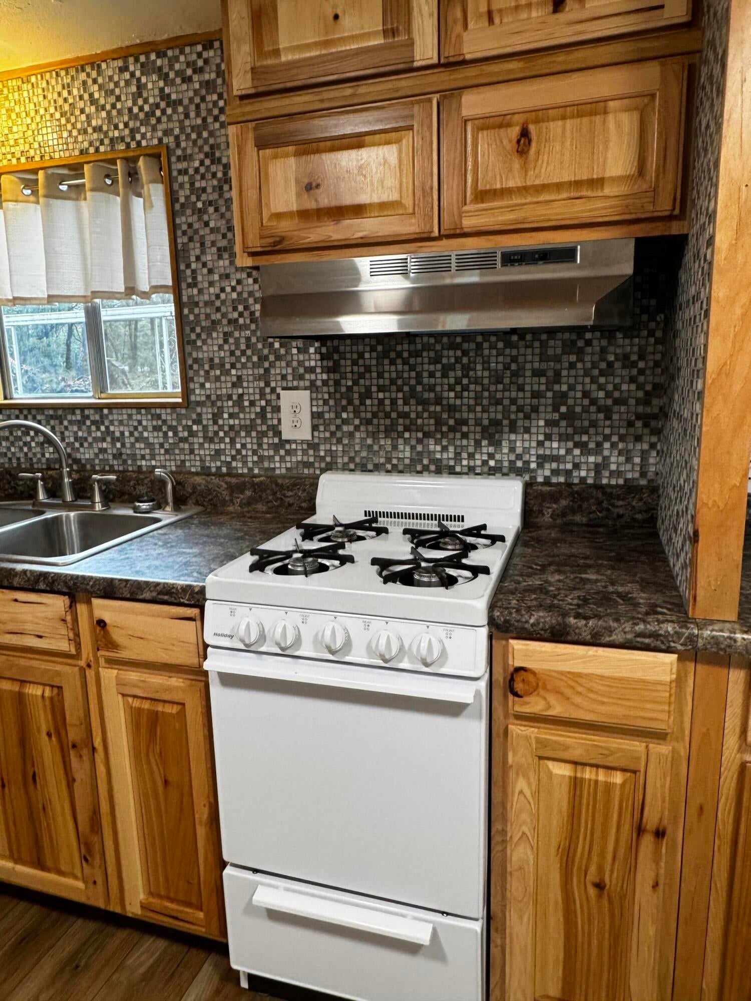 9566 Old Stage Road, Unit 27 Central Point, OR 97502 - Photo 4 of 12 New Gas Range