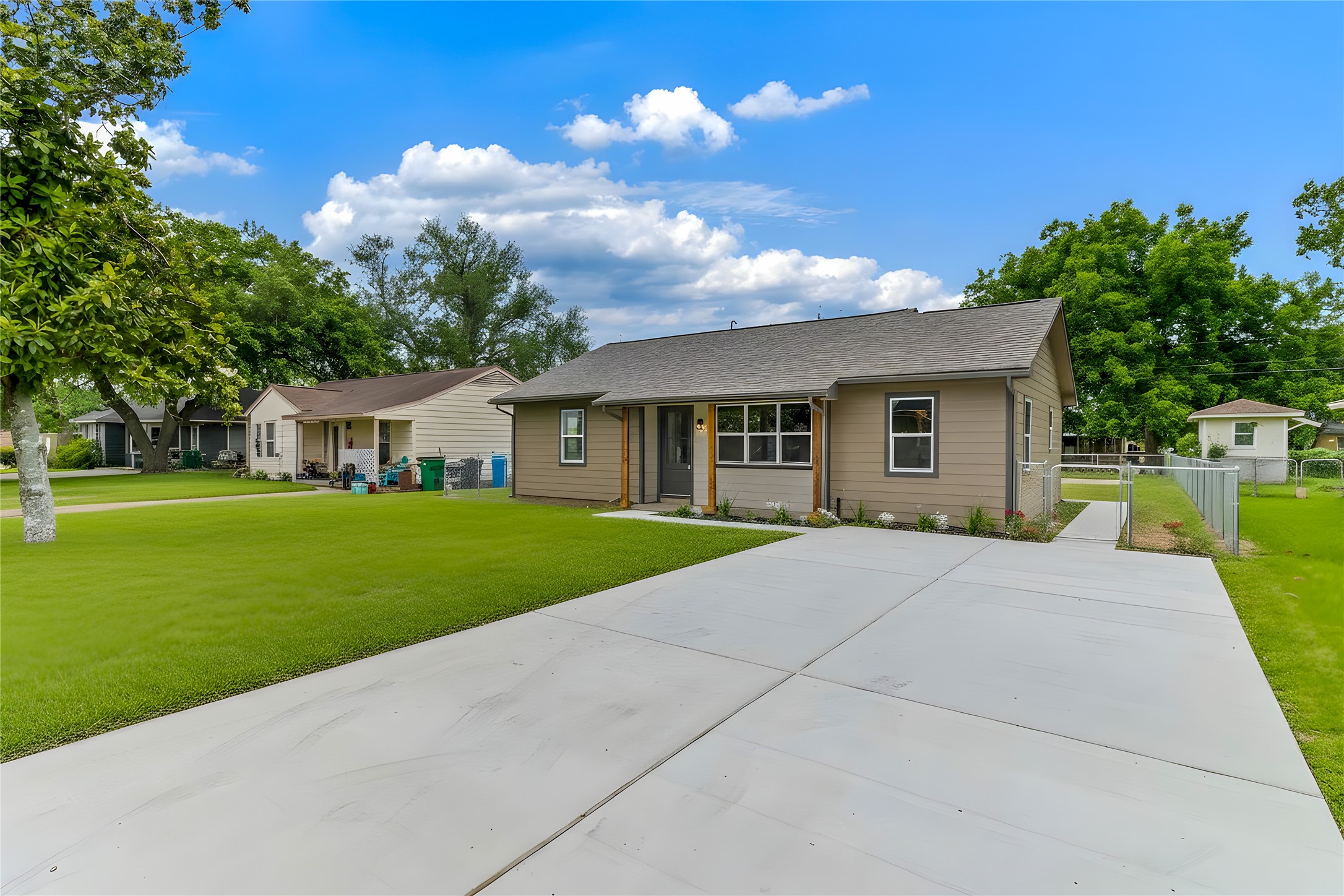 1108 Nottingham Drive Angleton, TX 77515 - Photo 2 of 23 a front view of house with yard and green space