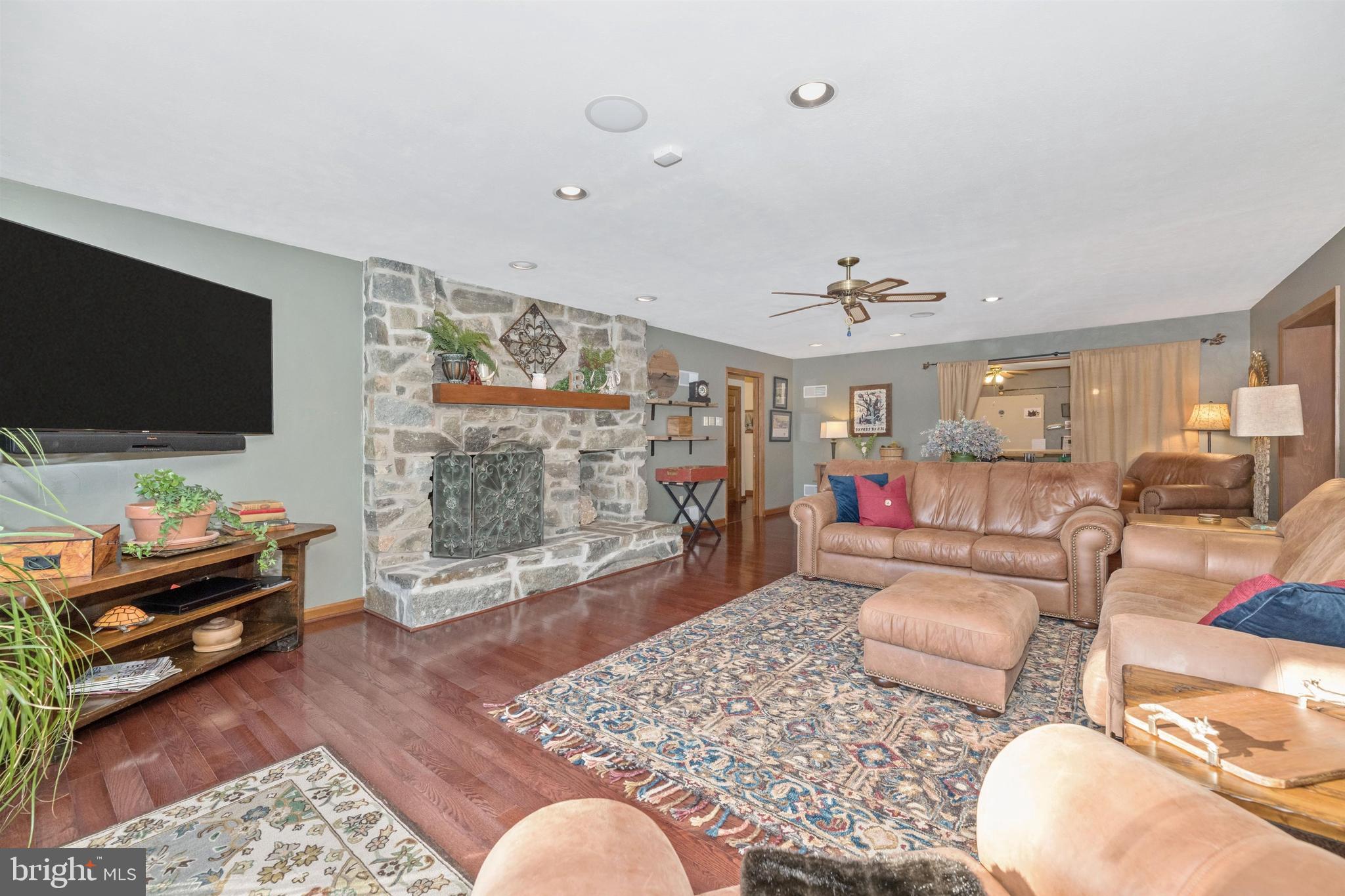 14109 Old Frederick Road Rocky Ridge, MD 21778 - Photo 44 of 124 Living Room