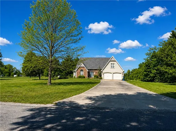$380,000 | 19252 South 1715th Road, Nevada, MO 64772