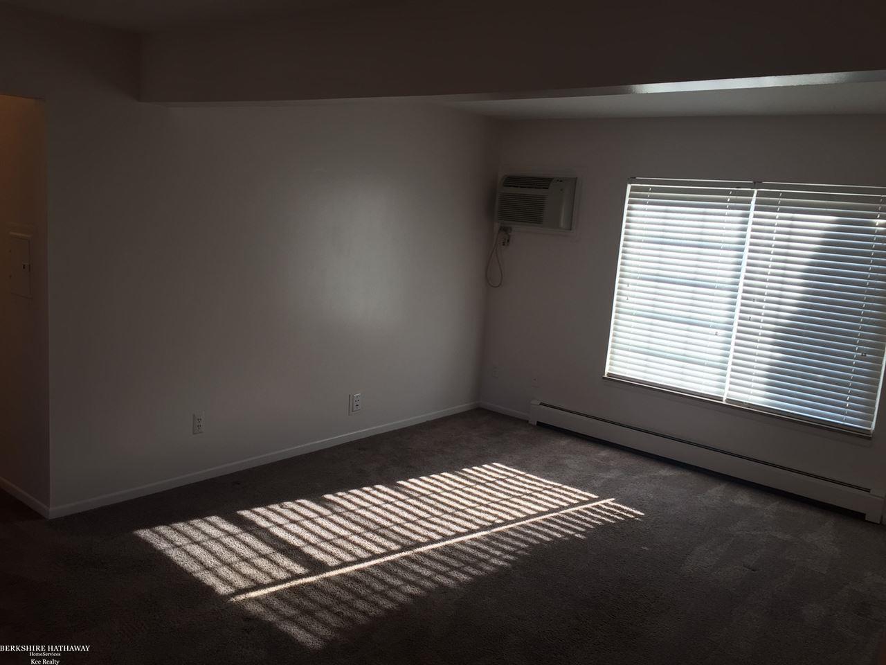 409 Miller Avenue Rochester, MI 48307 - Photo 6 of 30 31277354-5.JPG
