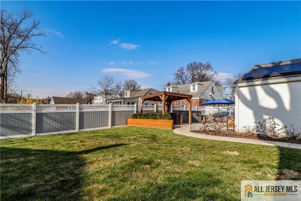 a view of a back yard