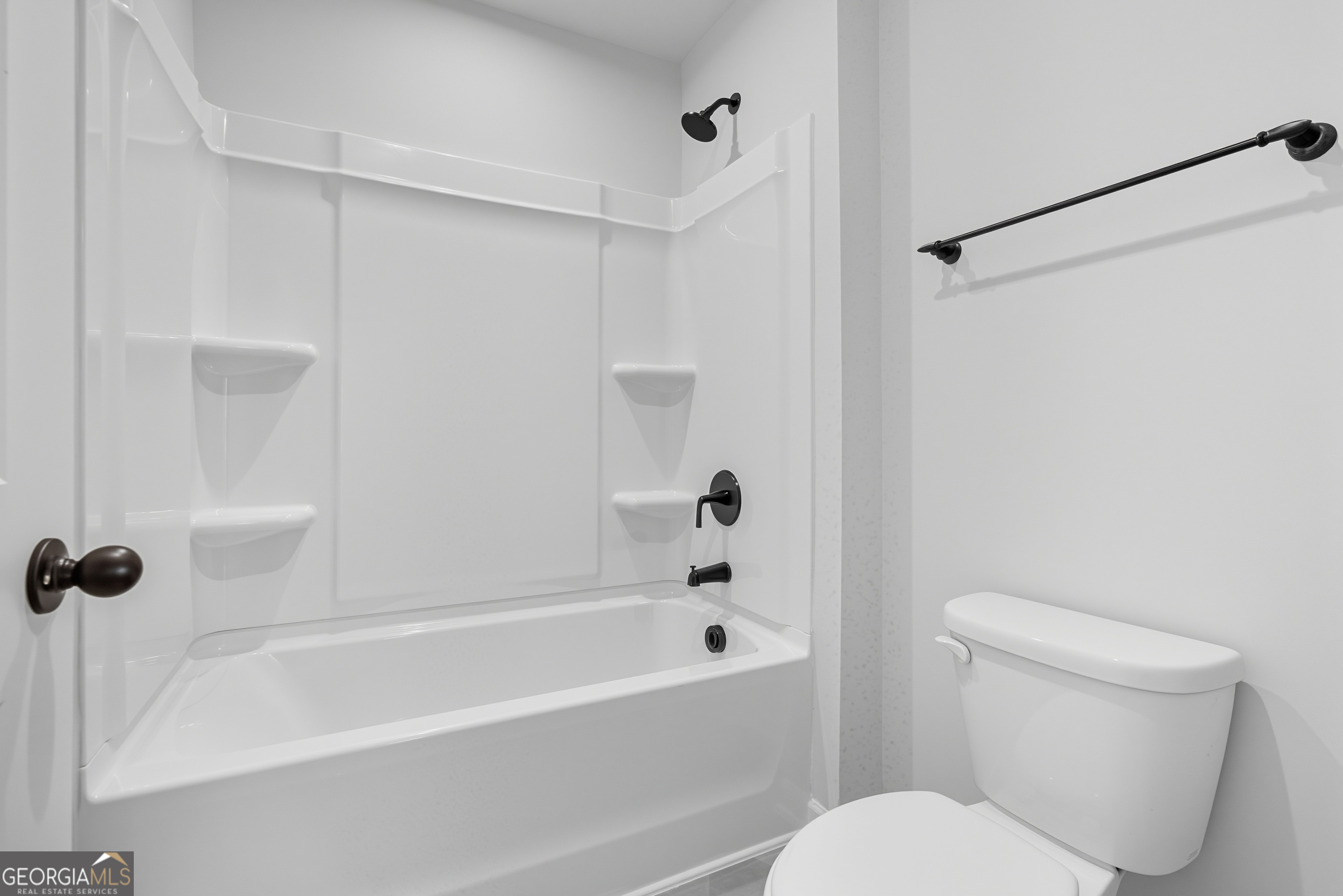 103 Everest Court Dallas, GA 30132 - Photo 33 of 35 a bathroom with a toilet and a bathtub