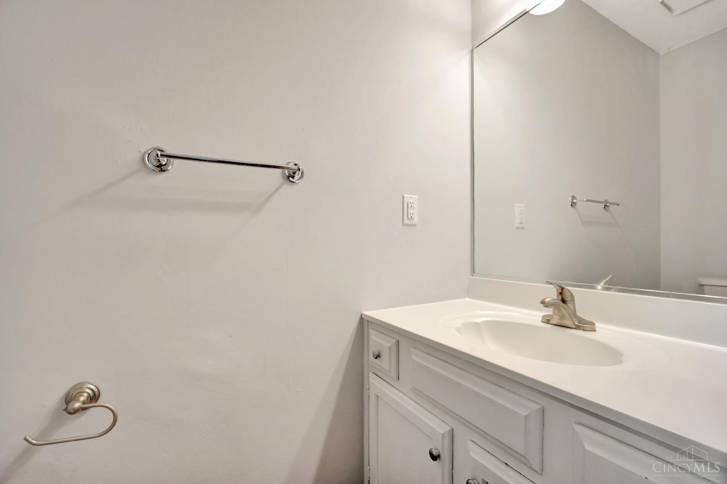 10667 Montgomery Road, Unit 13 Montgomery, OH 45242 - Photo 11 of 36 First Floor Powder Room
