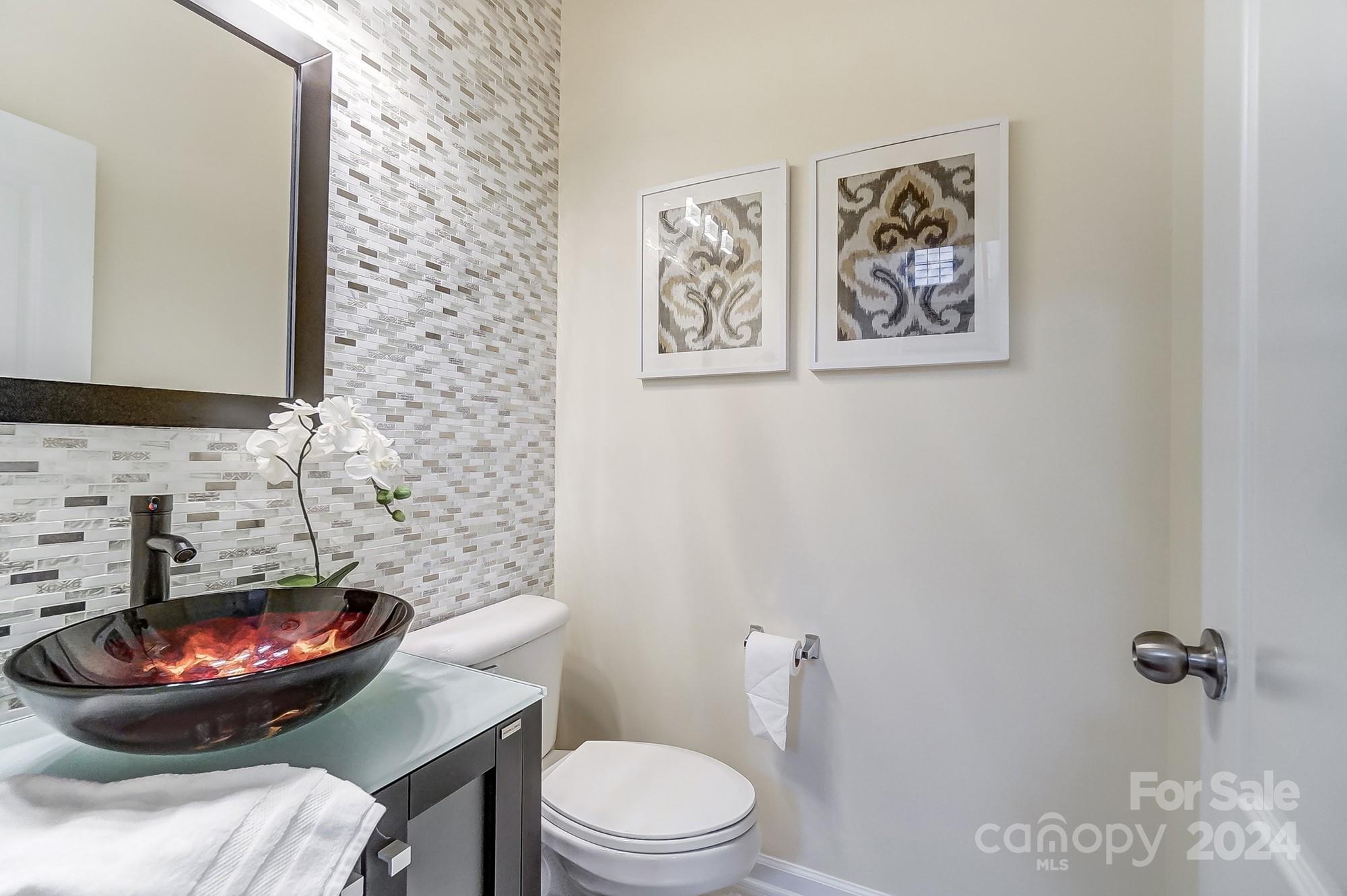 6514 Del Rio Road Charlotte, NC 28277 - Photo 18 of 42 a bathroom with a toilet and a mirror