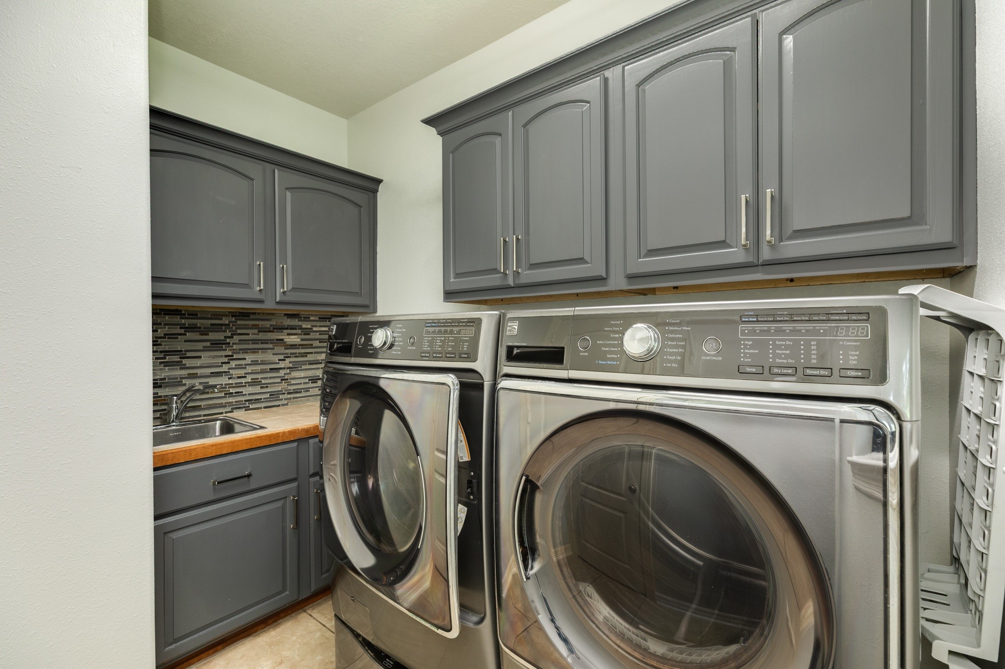 16211 Tankersley Drive Rosharon, TX 77583 - Photo 26 of 46 a utility room with dryer and washer