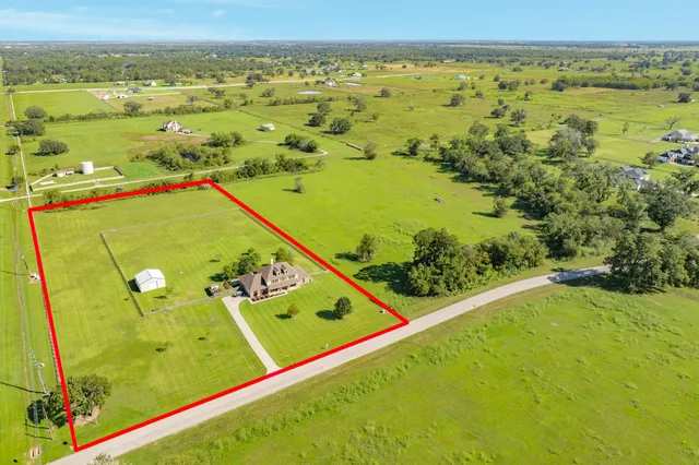 a view of an outdoor space